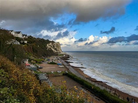 St Margaret`s Bay - Photo "The pub and the cliffs" :: British Beaches