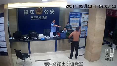 男子在成都春熙路派出所扬刀自杀，民警一句“兄弟要不要抽支烟”化险为夷 新闻频道 中国青年网