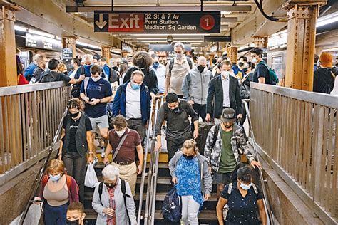 紐約奇景｜2男在行駛中地鐵車頂「露臀激戰」 地鐵當局斥「蠢蛋」 星島日報