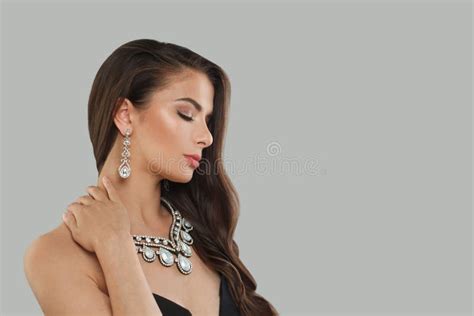 Modelo De Moda Brunette De Mujer Linda Con Ganancia De Diamantes De Oro Y Collar De Lujo Posando