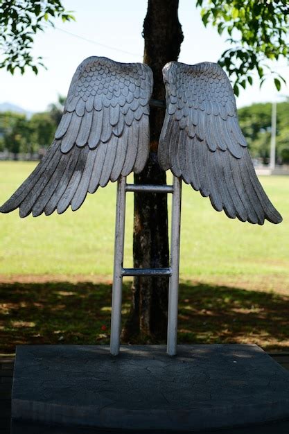 Premium Photo A Bird Statue With Wings On It