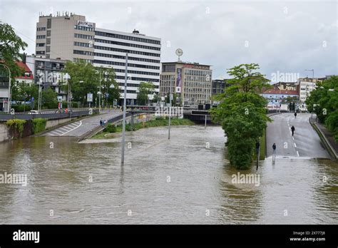 Starkregen Sorgt In Saarbr Cken In Der Saar F R Hochwasser Am Samstag