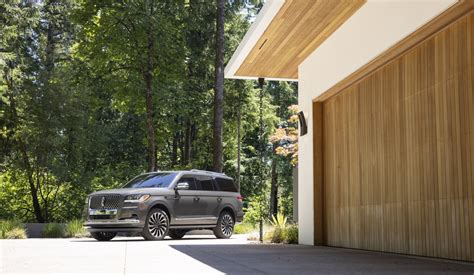 2022 Lincoln Navigator Adds Chroma Caviar Dark Gray Color First Look