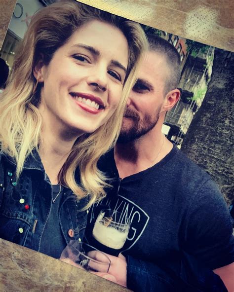 Emily Bett Rickards Y Stephen Amell Saliendo