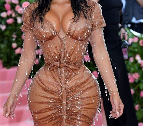 Foto Kim Kardashian Usou Vestido Decote Profundo E Bem Justo Ao