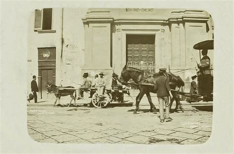 Napoli Scena Di Vita Quotidiana Piazza Dante Con L Ingresso Della