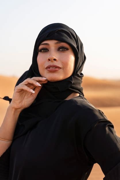 Mulher usando hijab no deserto Foto Grátis