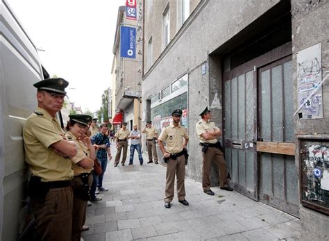 Bilder Aktivisten besetzen Haus in der Goethestraße