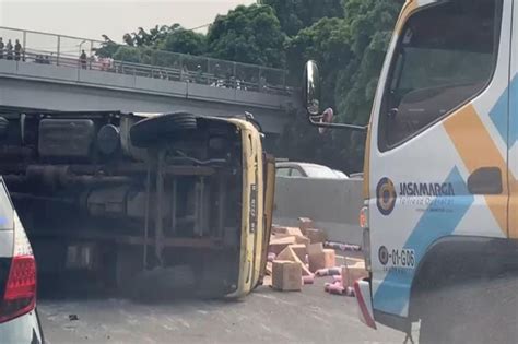 Mobil Box Terguling Di KM12 Lalu Lintas Di Tol Jagorawi Arah Jakarta Macet