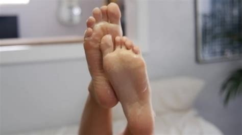 Teen Foot Scrunching Wrinkled Soles Toes Massage Xxx Mobile Porno