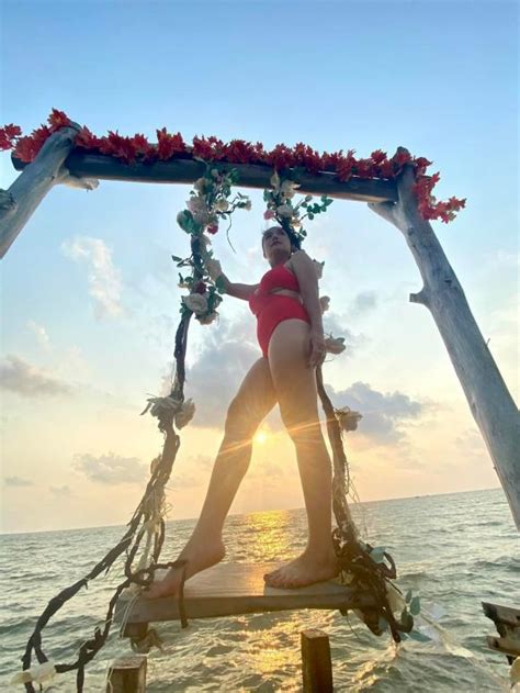 Cát Tường khoe vòng một bỏng mắt với bikini ở tuổi phản ứng bất ngờ khi được ngã giá USD