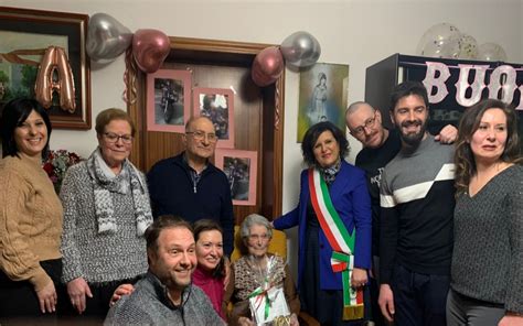 Zia Rosina Compie 100 Anni Il Paese In Festa Calabria Diretta News