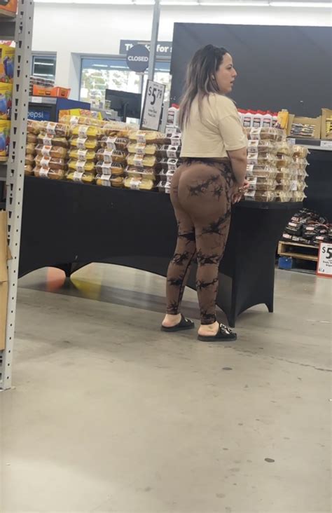 Latina MILF With Nice Ass Brown Leggings VPL Ass Forum
