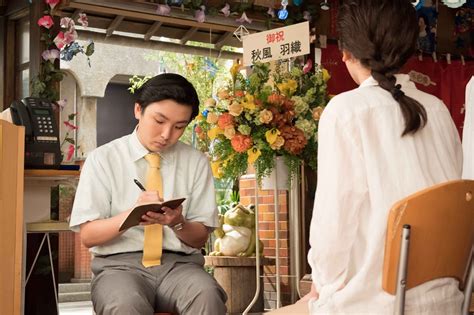 連続テレビ小説「半分、青い。」最終回（第156話）の1場面。鈴愛（永野芽郁）を取材する小林（森優作）（c）nhk ― スポニチ