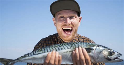 Ingenious Tiny Hands Gadget Allows Anglers To Exaggerate The Size Of