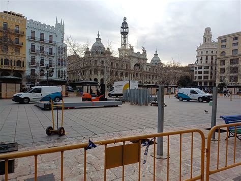 Las vallas de la mascletà llegan a la plaza del Ayuntamiento programa