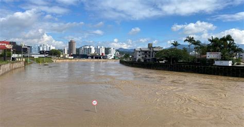 VÍDEO Rio Itajaí Mirim volta a baixar em Brusque nesta segunda feira