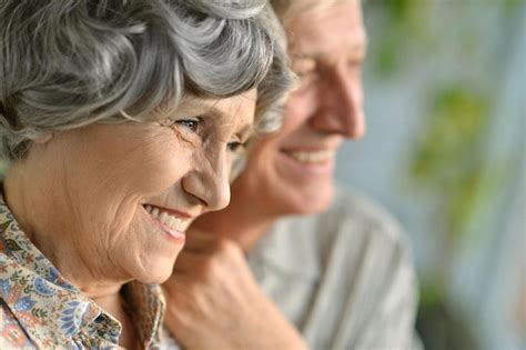 Feliz Pareja De Ancianos Abraz Ndose Foto Premium