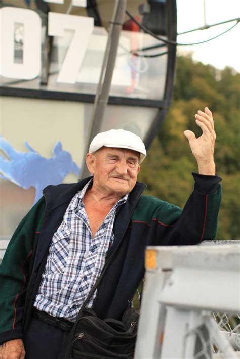 Un homme de 90 ans saute à l élastique de plus de 200 mètres à Sotchi