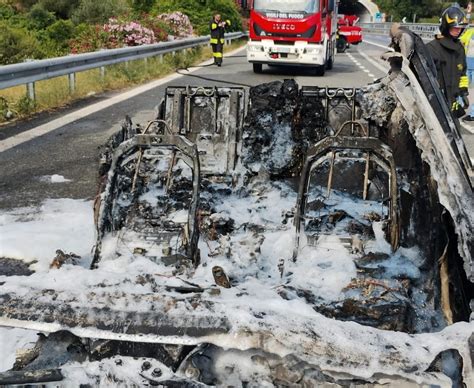 Auto Prende Fuoco Sull Autostrada Poco Fuori Da Una Galleria