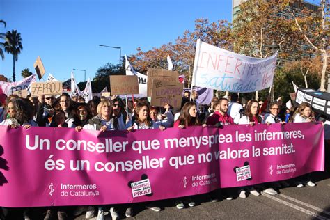 Unas Enfermeras Cortan La Diagonal Y Piden La Dimisi N De