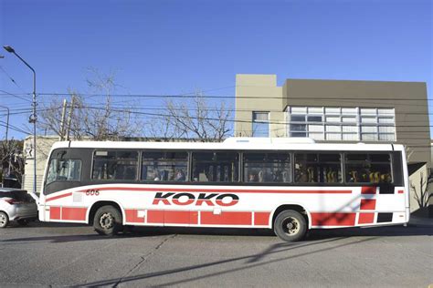 Atacaron a piedrazos un colectivo en Roca Diario Río Negro