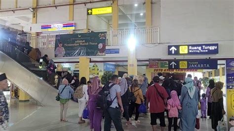 Ribu Masyarakat Padati Terminal Purabaya Di Arus Balik Gelombang