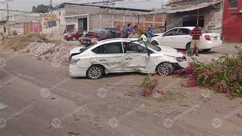 Sentra Se Brinca El Camell N Y Choca Contra Un Jetta Primera Plana Mx