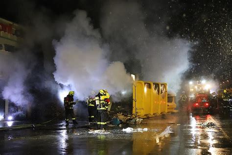 Entsorgungsmulde Ger T In Brand Feuerwehreinsatz In Der Nacht Auf Samstag