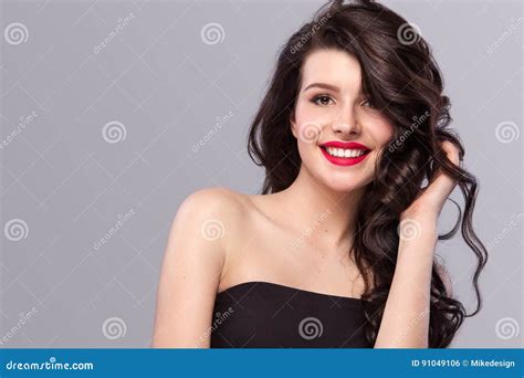 Mulher De Sorriso Com Cabelo Ondulado Longo E Brilhante Modelo Bonito