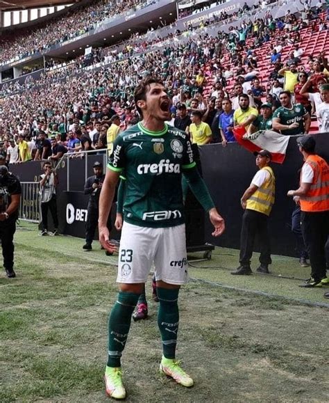 Raphael Veiga Comemorando O Gol Sobre O Flamengo Palmeiras X