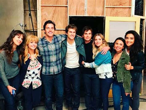 Elenco De Pretty Little Liars - Elenco de Pretty Little Liars compartilha fotos nostálgicas no último ...