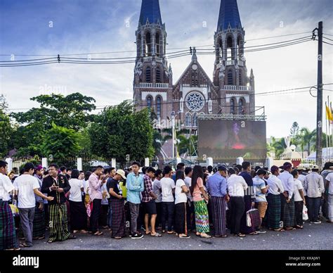 Yangon Yangon Region Myanmar 30th Nov 2017 People Line Up To Get Into The Papal Mass At St