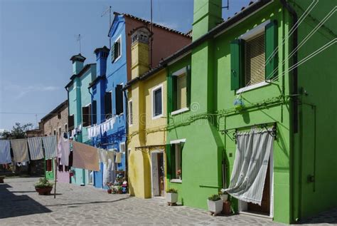 BURANO ITALIA 18 DE ABRIL DE 2009 Calle Con Los Edificios Coloridos