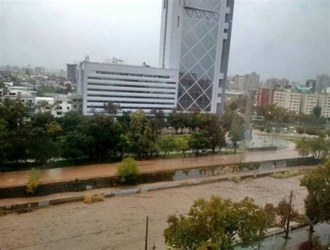 Frente De Mal Tiempo R O Mapocho Se Desborda E Inunda Calles De