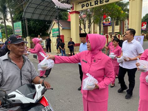 Sat Narkoba Bersama Bhayangkari Bagikan Takjil Ke Masyarakat Kota Binjai