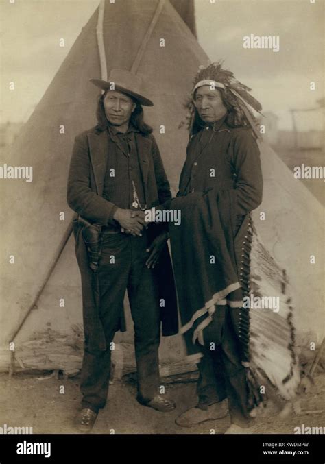 Native american indian chief headdress hi-res stock photography and images - Alamy