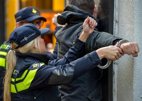 Drie Tieners Aangehouden Met Messen En Een Vuurwapen In Rotterdam