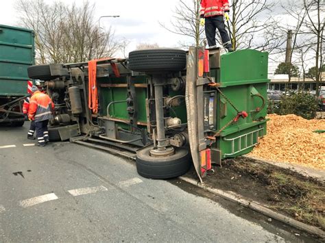 POL UN Kamen LKW Anhänger kippt in Kurve um und verliert 8 Tonnen