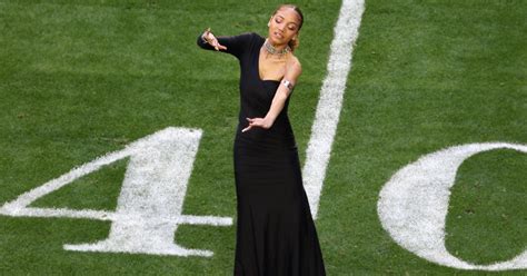 Sign Language Performer Justina Miles Goes Viral During Rihannas Super