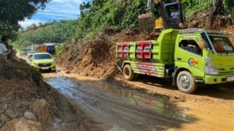 Longsor Tutup Trans Sulawesi Di Mamuju Tengah