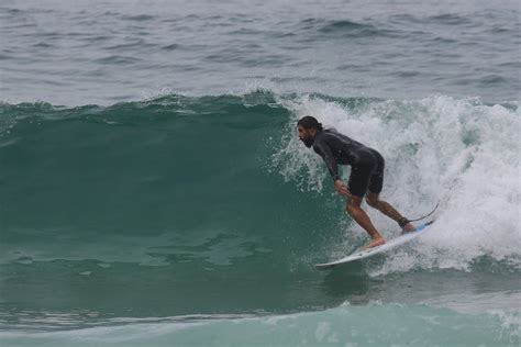 Foto Cauã Reymond surfa na praia de Joatinga na Zona Oeste do Rio de