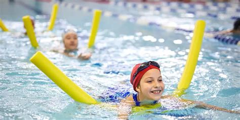 Cómo la natación puede ayudar a tu hijo a ser mejor estudiante