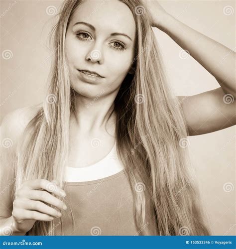 Jeune Femme Touchant Ses Longs Cheveux Photo Stock Image Du Longtemps