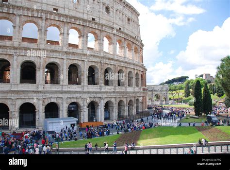 Rome Italy 01 May 2016 Crowd Of Tourists Queuing To Access The