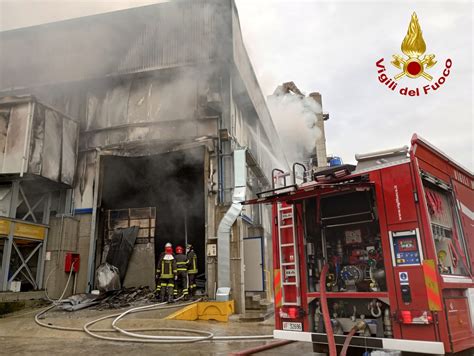 CARAVATE VA INCENDIO IN UN CEMENTIFICIO 20 VIGILI DEL FUOCO AL