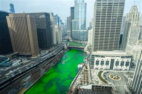 Tats Unis Chicago La Rivi Re Est Peinte En Vert Pour C L Brer La