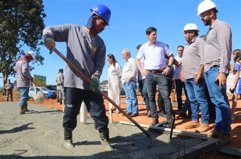 Daniel Vilela Vistoria Obras Do Governo Estadual Que V O Estimular