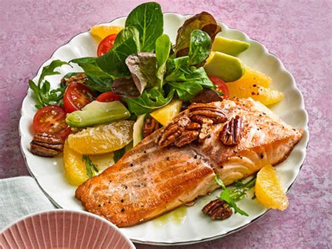 Kross Gebratener Lachs Mit Einem Orangen Pekannuss Salat Von