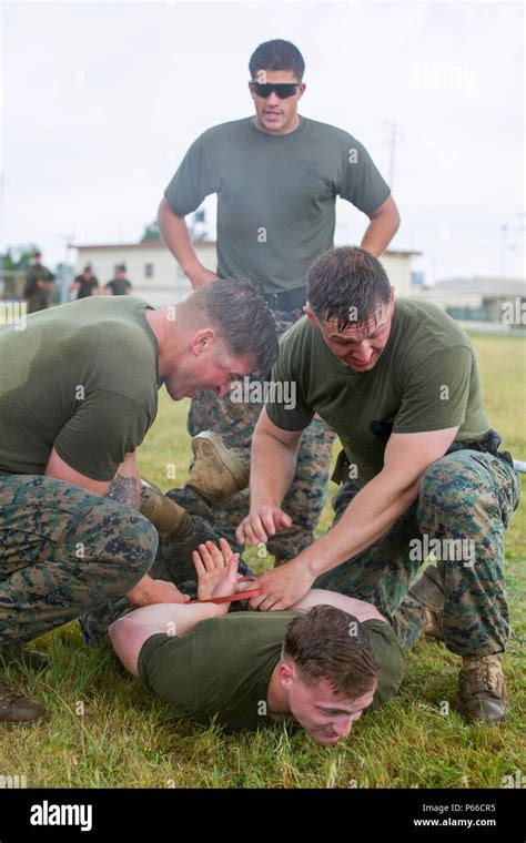 Us Marine Corps Sgt Kevin Caromunoz oben ein nicht tödlicher